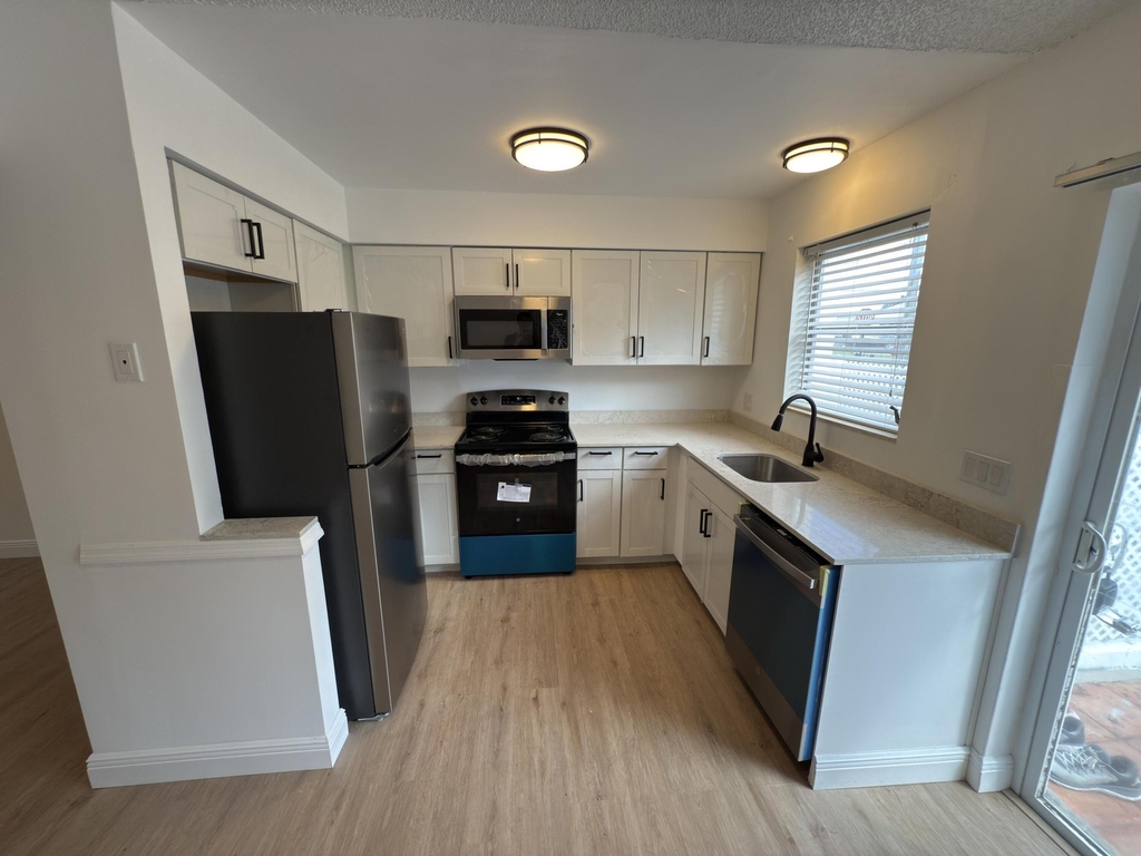 2819 Sw Cornell Avenue - Photo 1