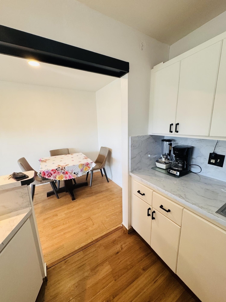 16 Windsor A - Photo 1