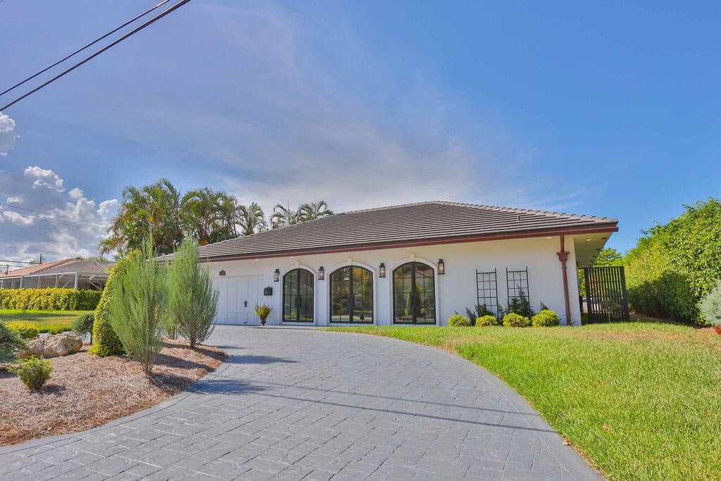 713 Forsyth Street - Photo 2