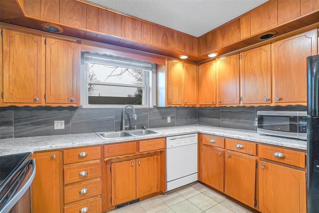 615 N Oak Street - Photo 5