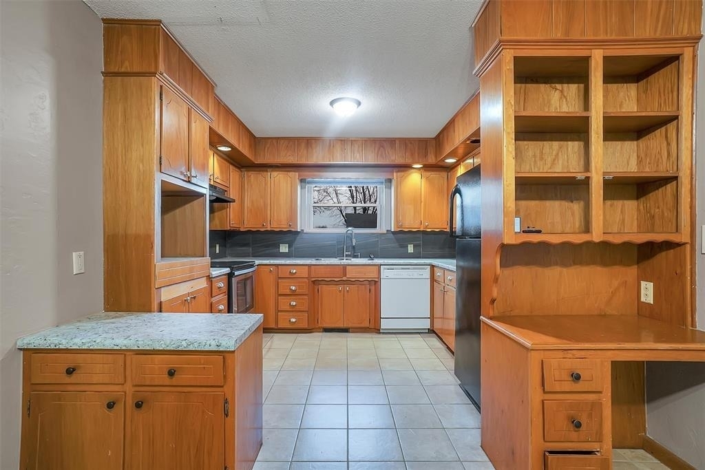 615 N Oak Street - Photo 2