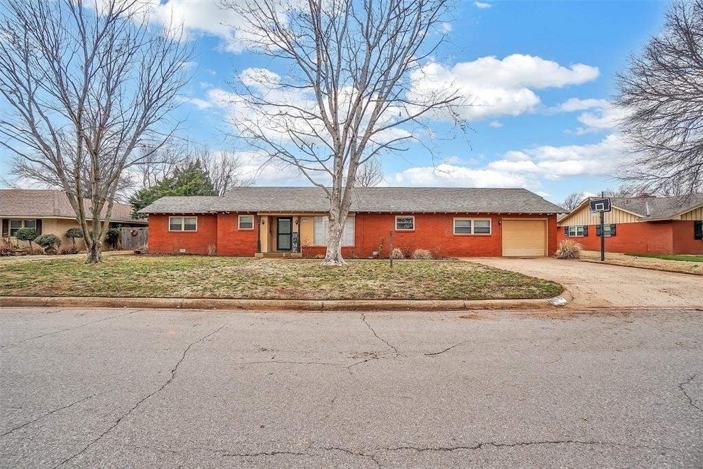 615 N Oak Street - Photo 0