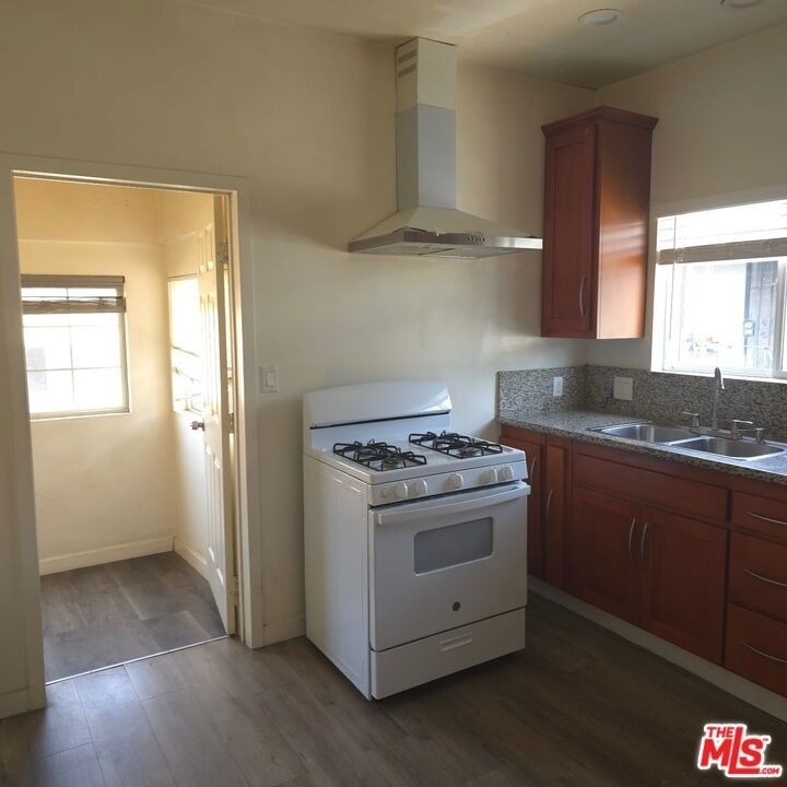 1629 1/2 N Harvard Boulevard - Photo 2