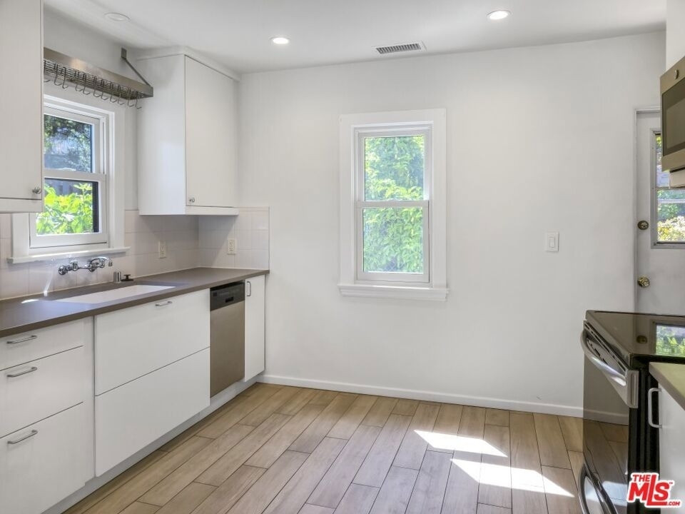 2049 Lake Shore Avenue - Photo 9