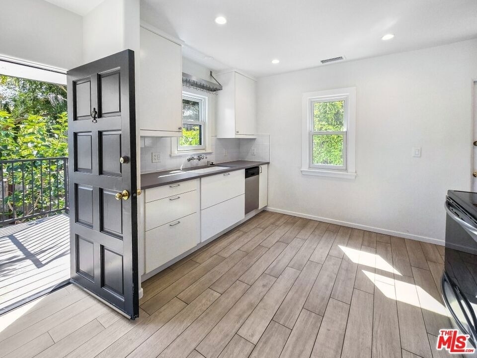 2049 Lake Shore Avenue - Photo 5