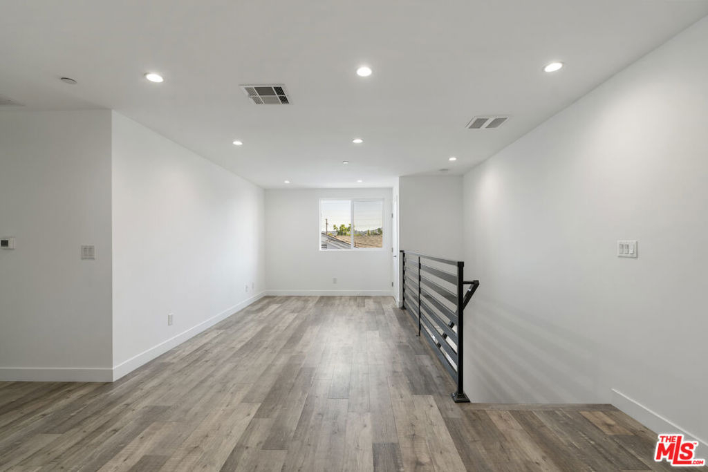 5645 1/2 Willowcrest Avenue - Photo 3