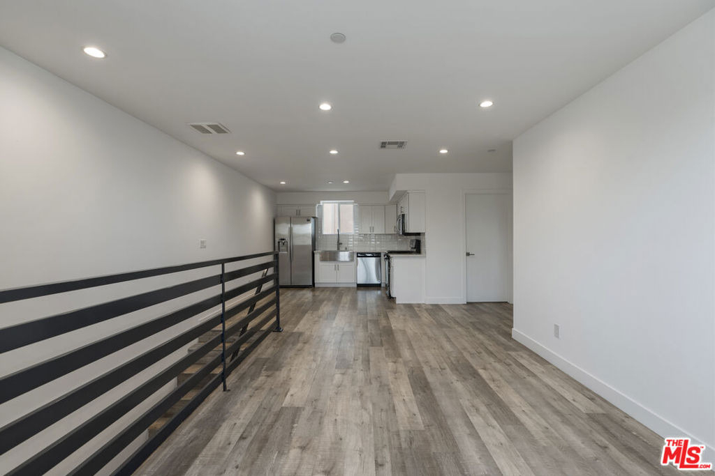 5645 1/2 Willowcrest Avenue - Photo 5