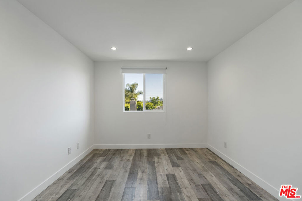 5645 1/2 Willowcrest Avenue - Photo 16