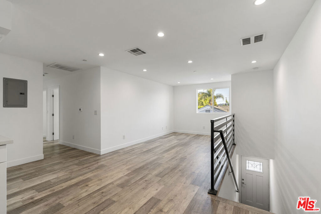 5645 1/2 Willowcrest Avenue - Photo 4