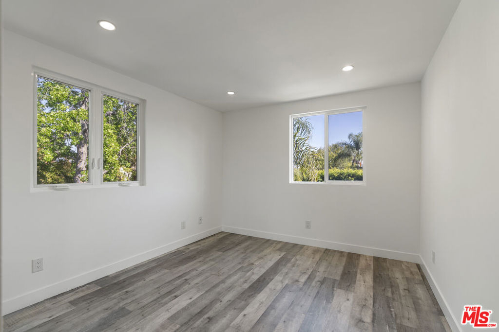 5645 1/2 Willowcrest Avenue - Photo 10