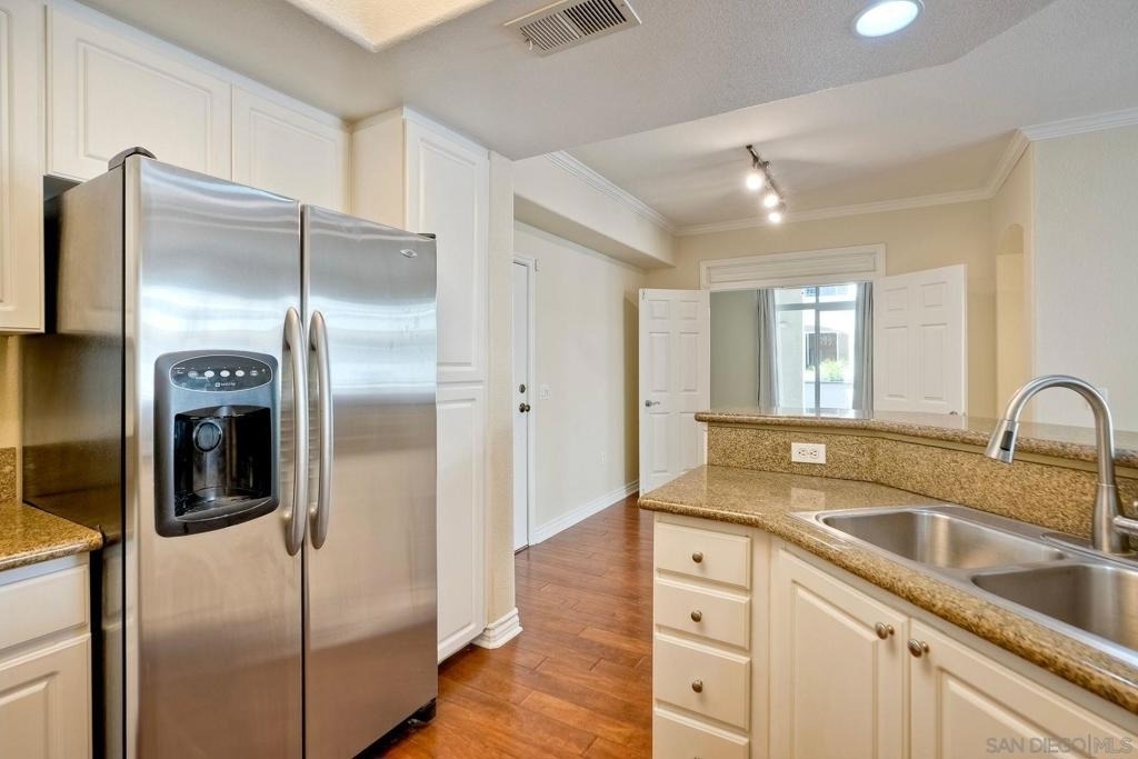 9253 Regents Road - Photo 5