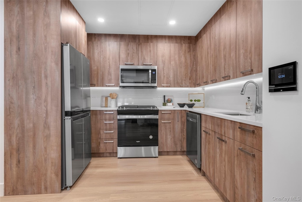 108 Middle Neck Road - Photo 4