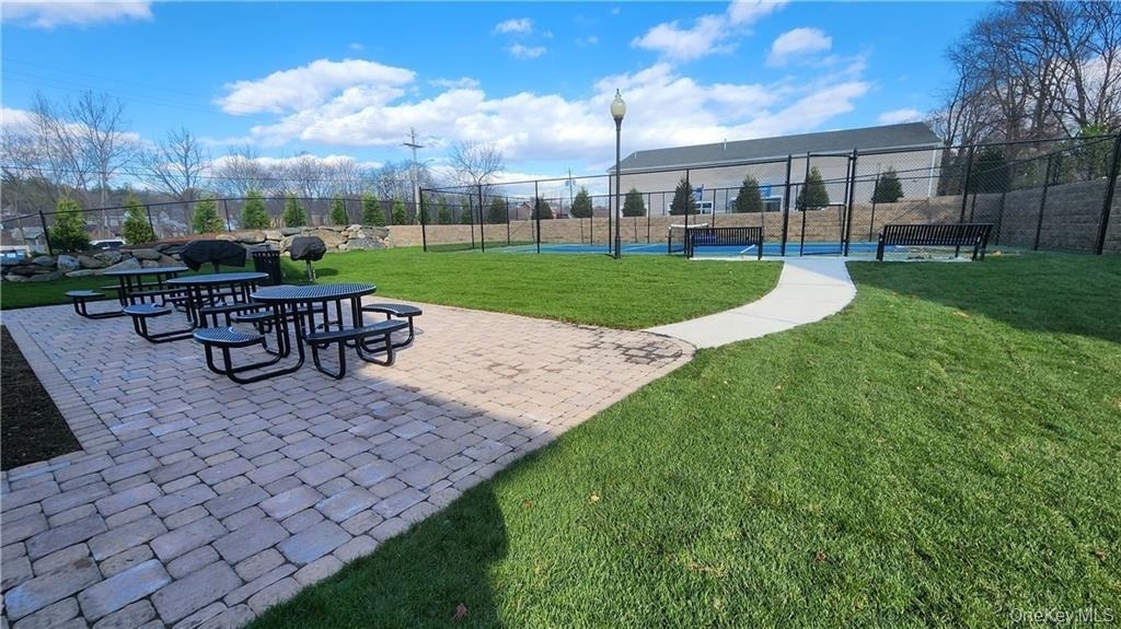 305 Canter Court - Photo 15