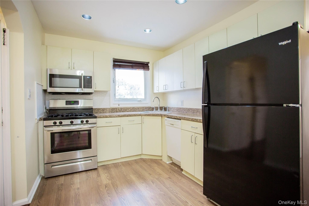 193 Nassau Boulevard - Photo 8