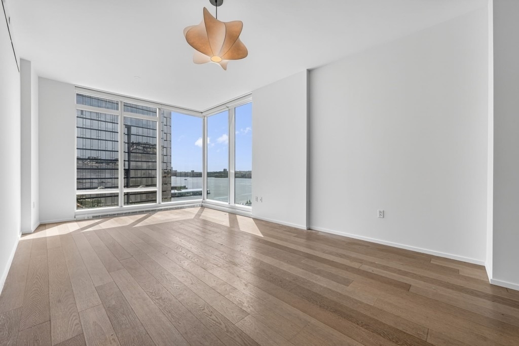 30 Riverside Boulevard - Photo 2