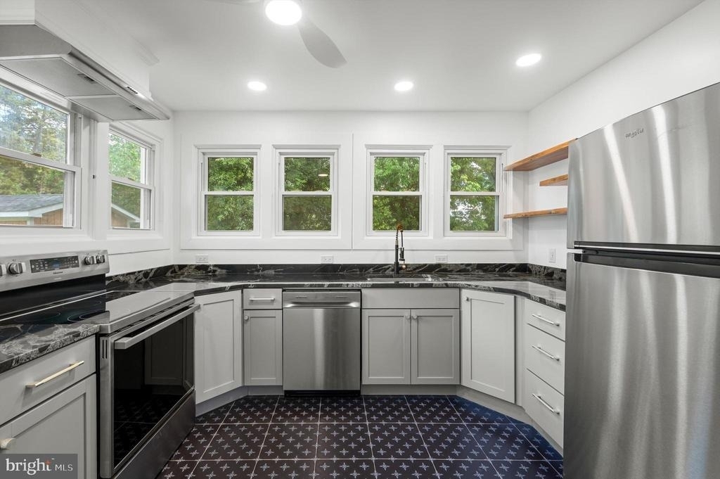 422 Clifford Street W - Photo 0