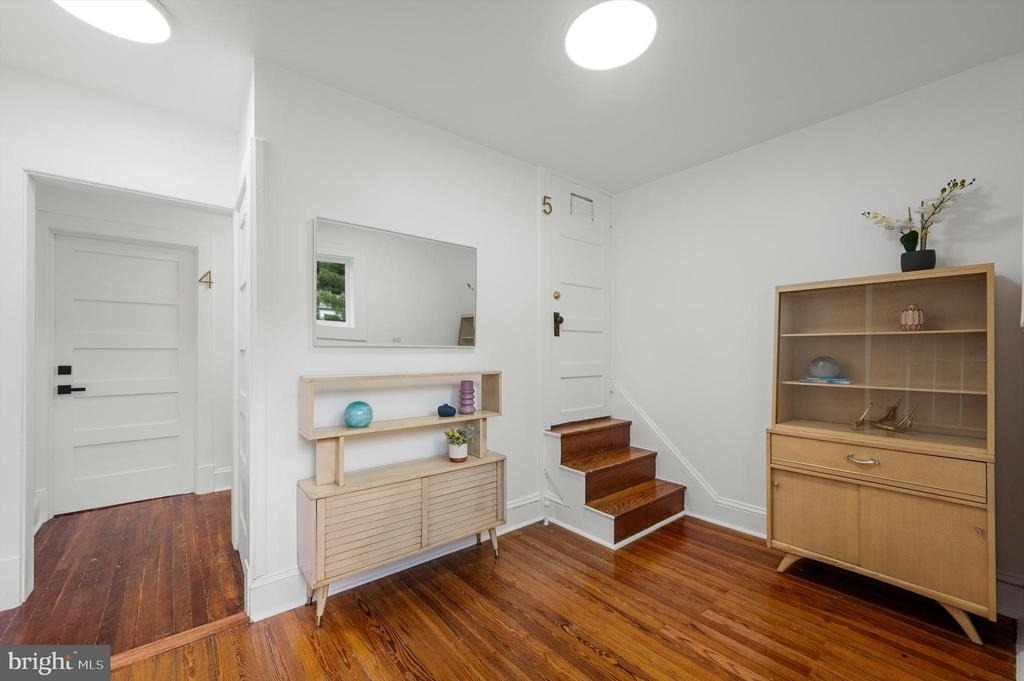 422 Clifford Street W - Photo 1