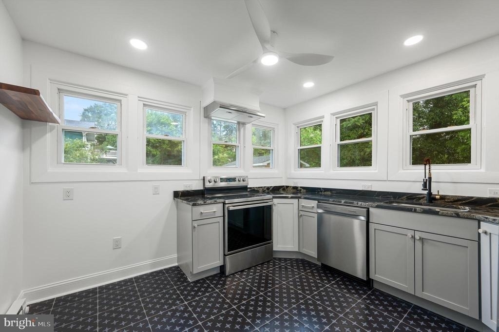 422 Clifford Street W - Photo 2