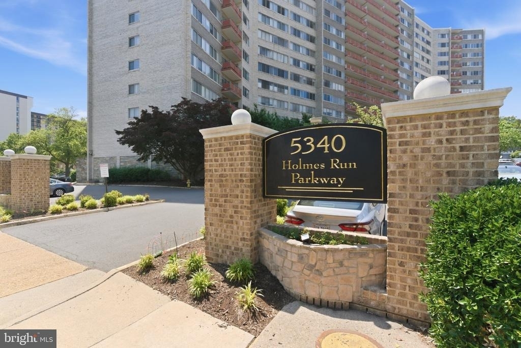 5340 Holmes Run Parkway - Photo 2