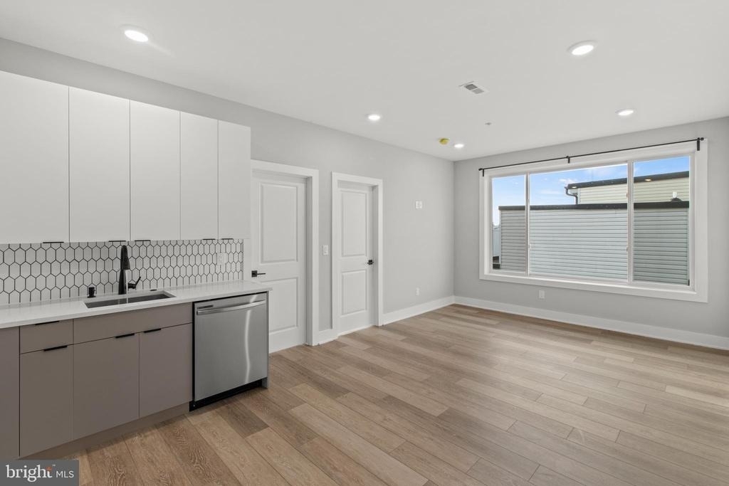 2626 Trenton Ave - Photo 2