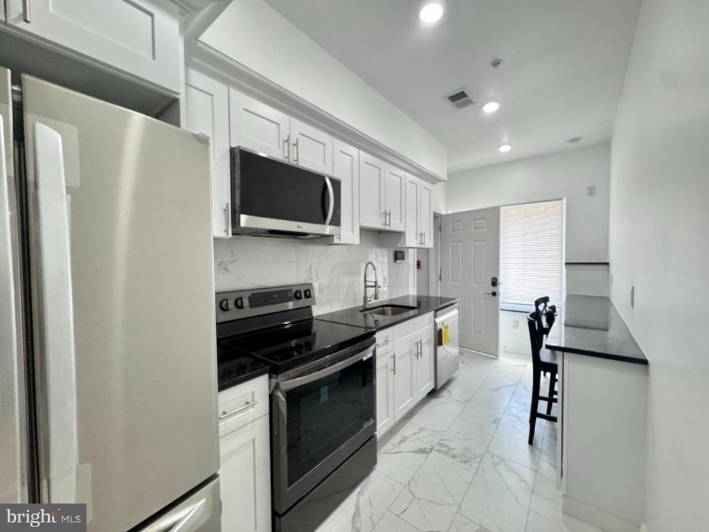 3825 Lancaster Avenue - Photo 2