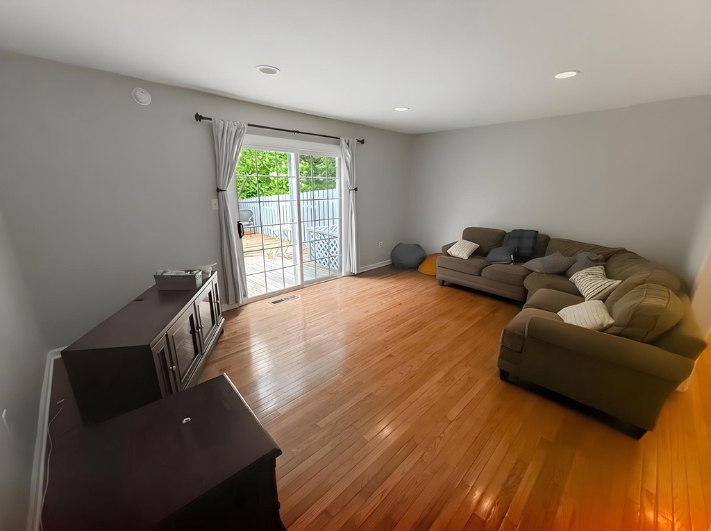 561 W Marshall Street - Photo 5