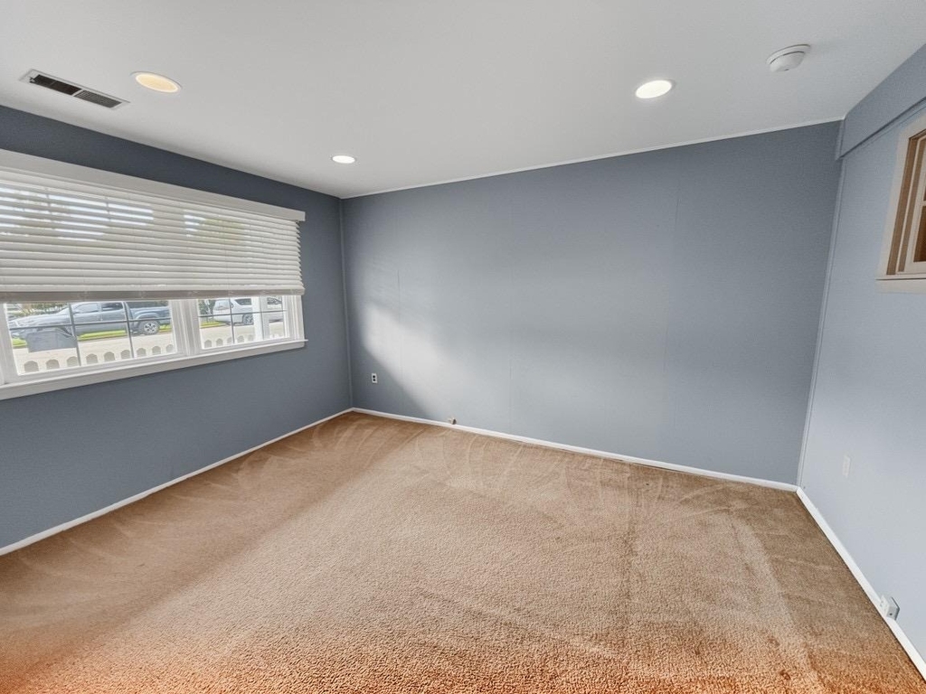 561 W Marshall Street - Photo 3