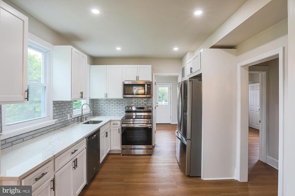 6512 Golden Ring Road - Photo 7