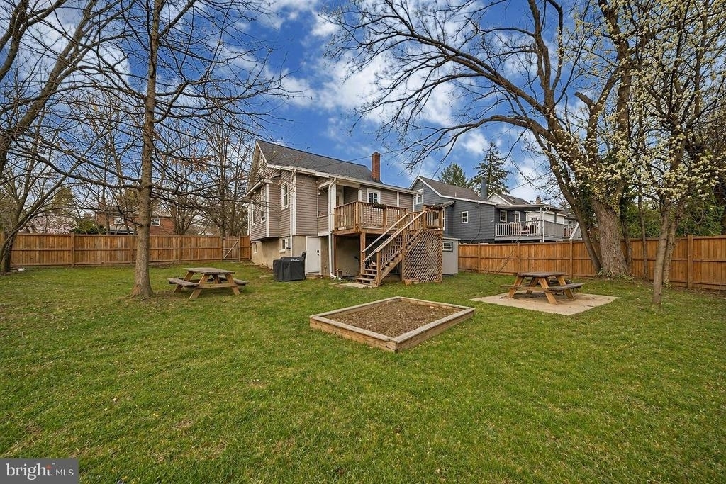303 E Melrose Avenue - Photo 1