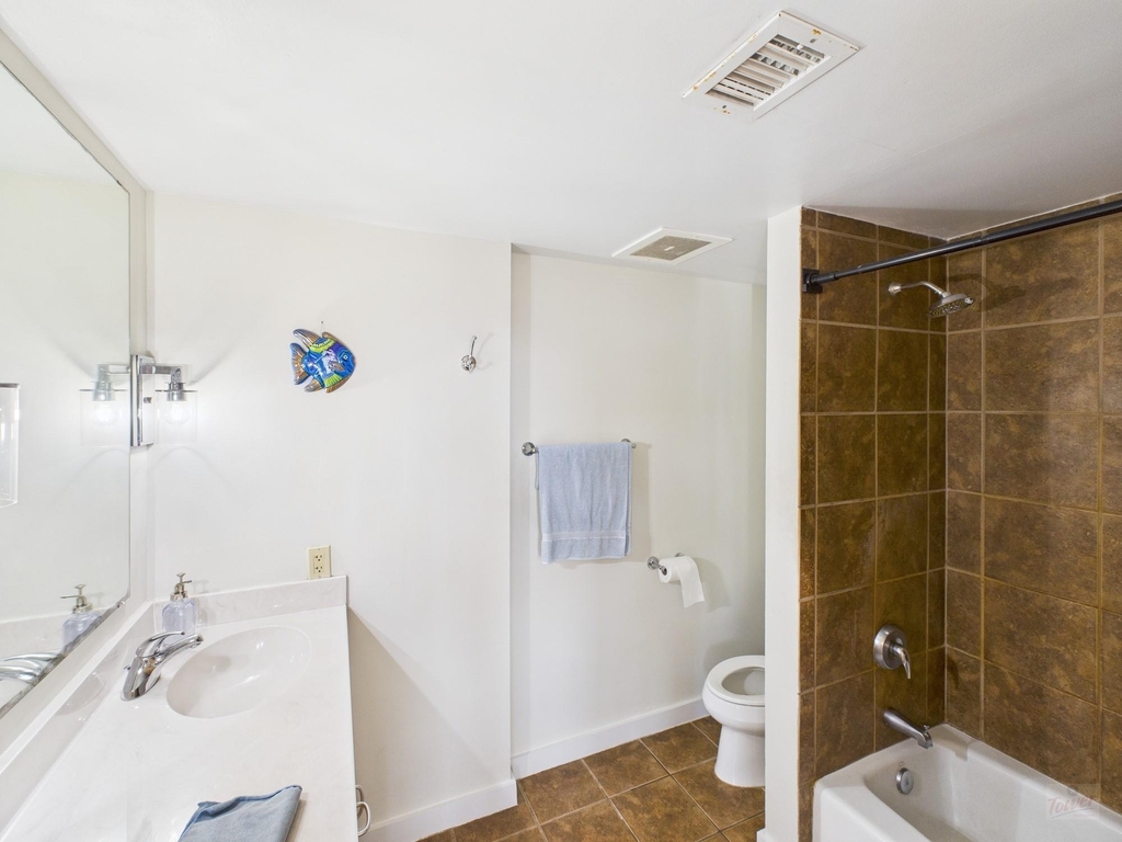 711 W 26th St - Photo 5