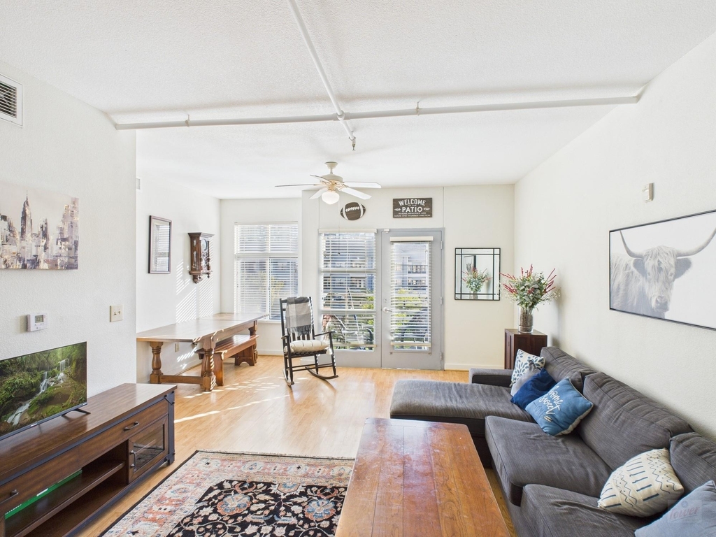 711 W 26th St - Photo 3