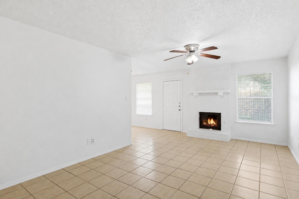 2412 Burleson Ct - Photo 2