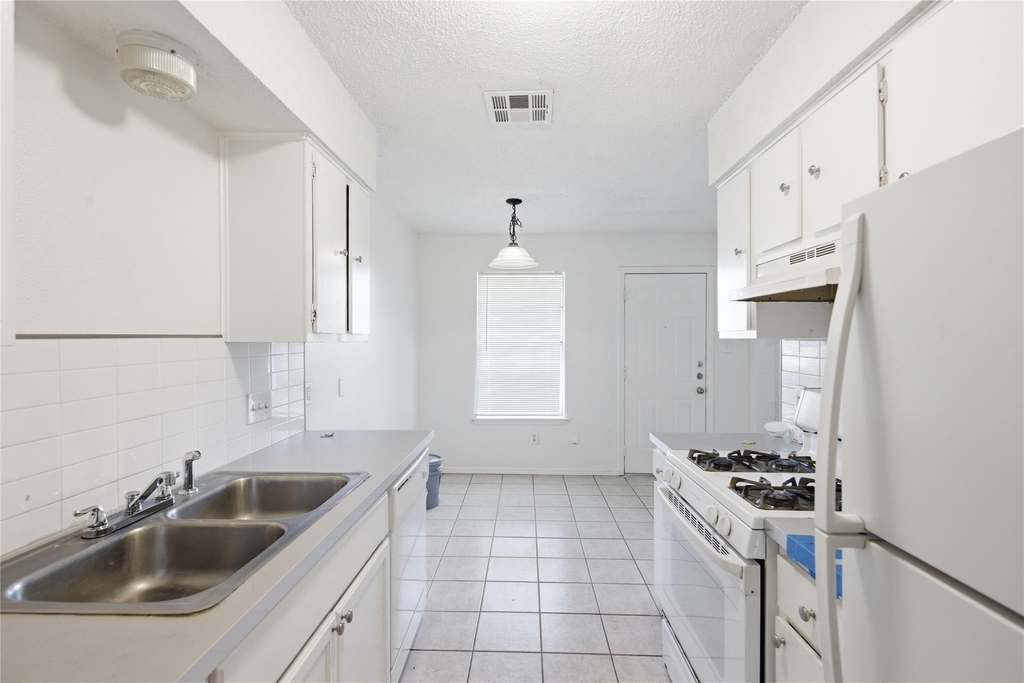 2412 Burleson Ct - Photo 6