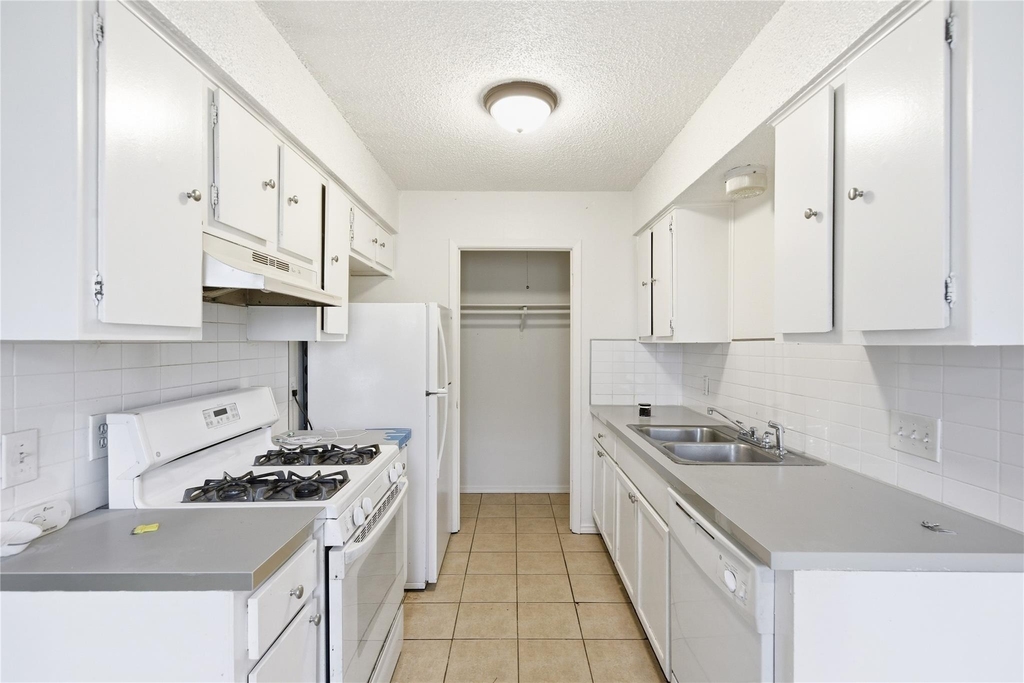 2412 Burleson Ct - Photo 5