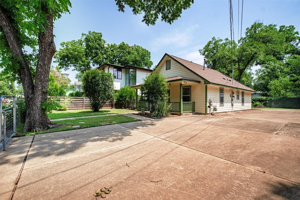 1502 Garden St - Photo 2