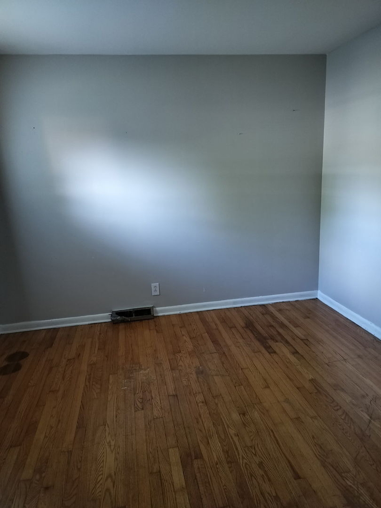 557 E Division Street - Photo 4
