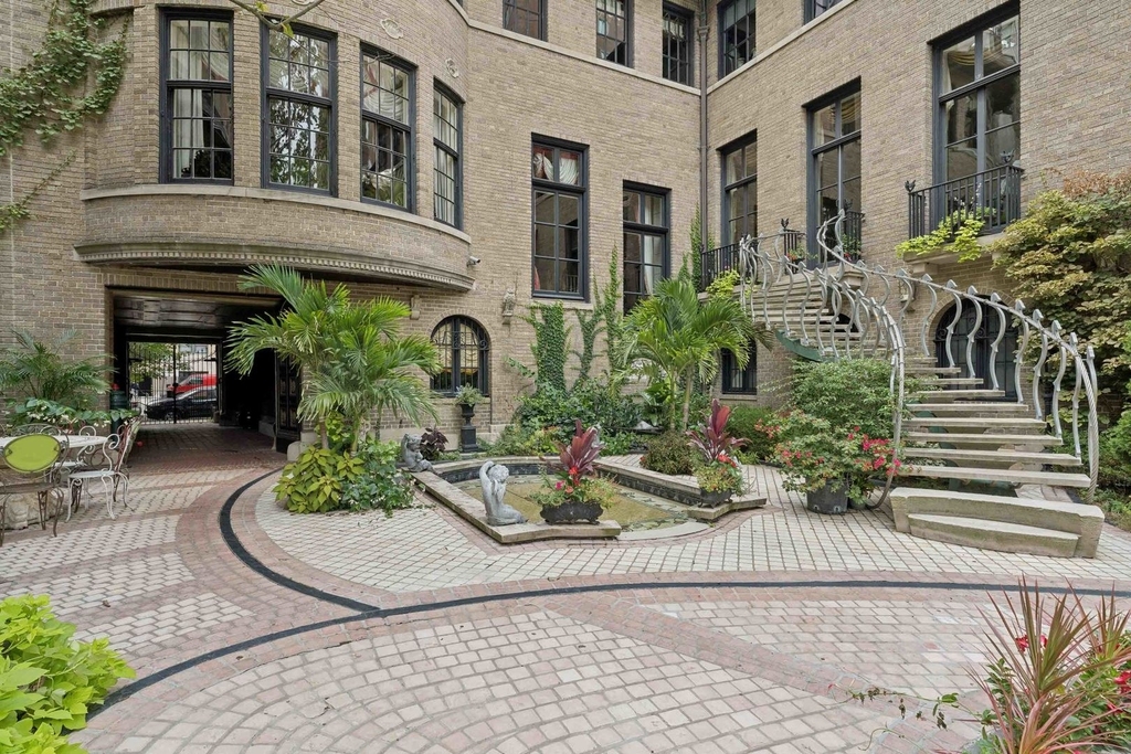 1355 N Astor Street - Photo 4