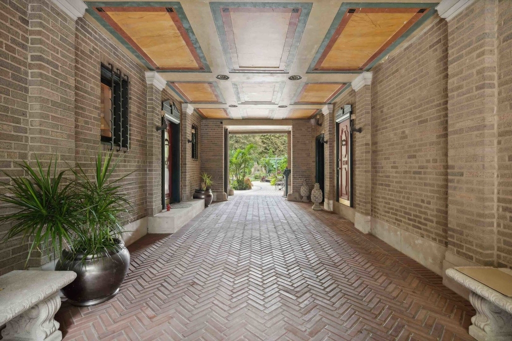 1355 N Astor Street - Photo 3