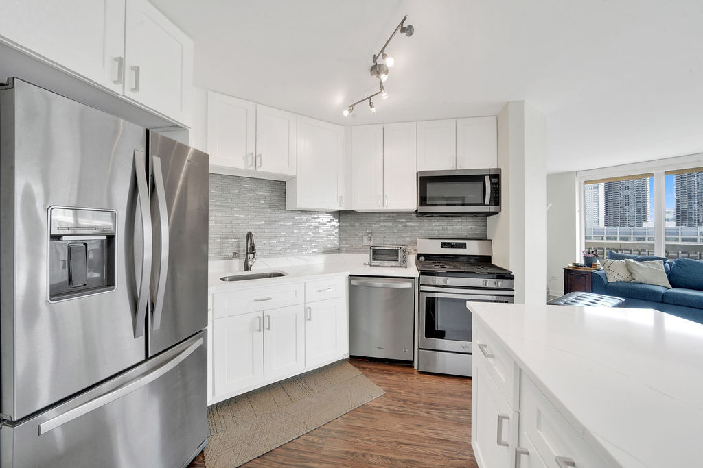 545 N Dearborn Street - Photo 2