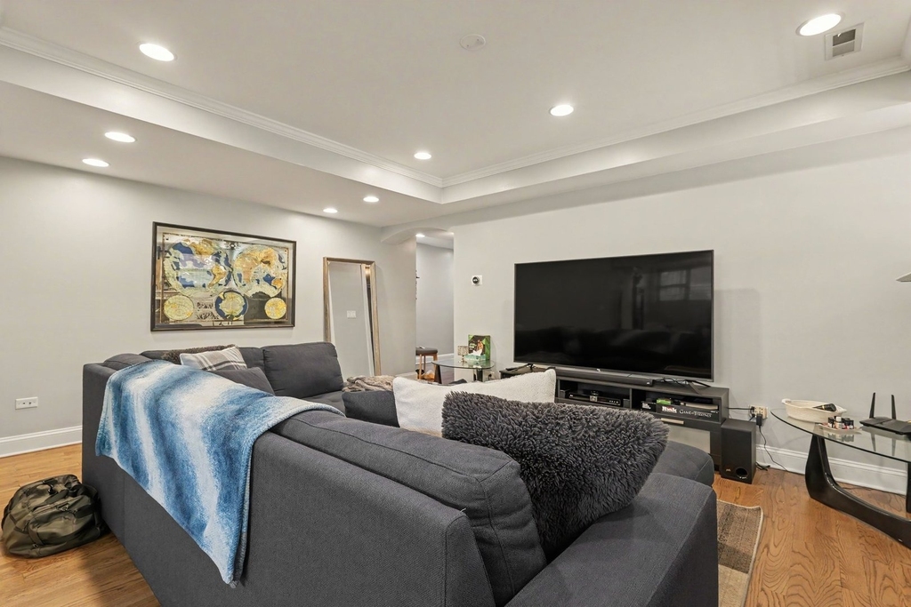 857 W Ainslie Street - Photo 5