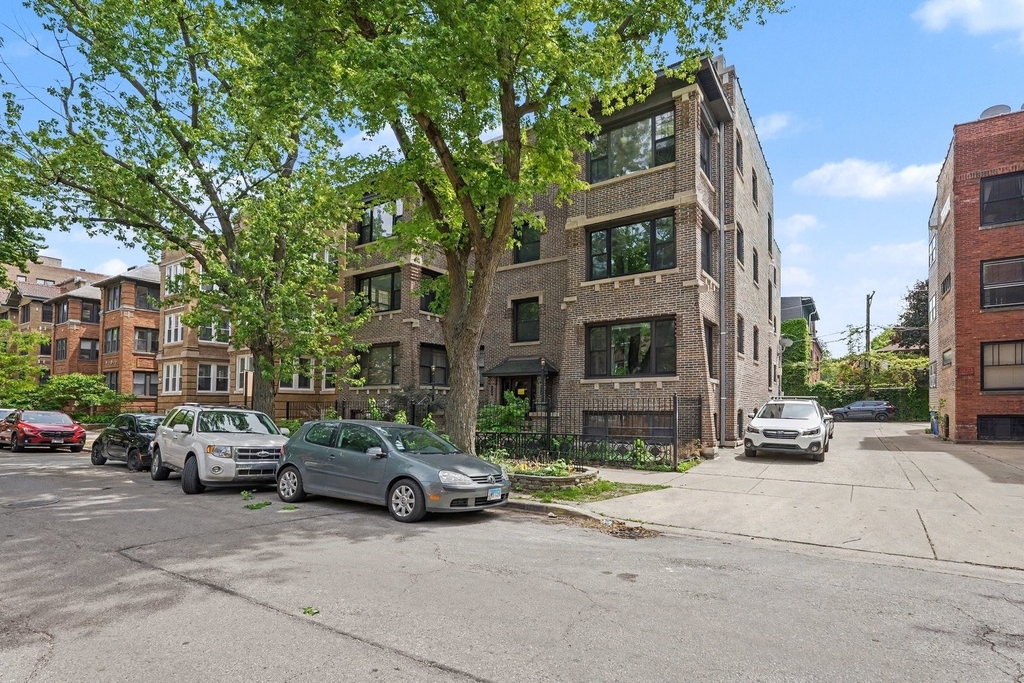857 W Ainslie Street - Photo 2