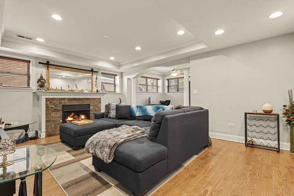 857 W Ainslie Street - Photo 4