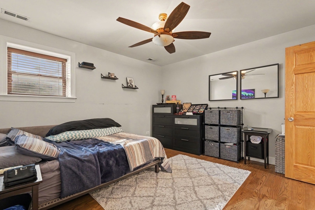 857 W Ainslie Street - Photo 20