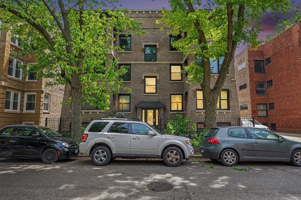 857 W Ainslie Street - Photo 0