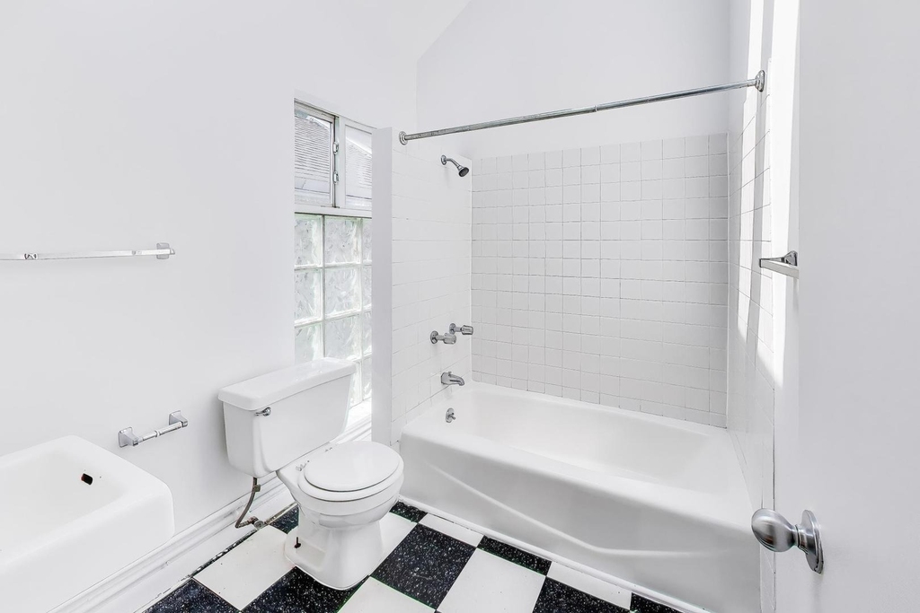 812 W 19th Street - Photo 11