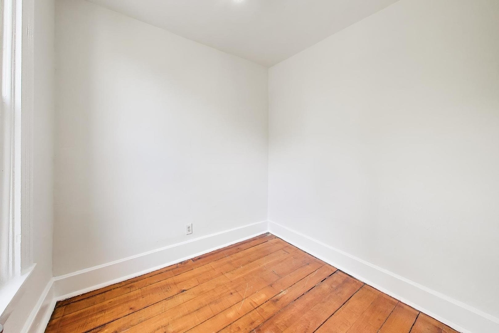 812 W 19th Street - Photo 8