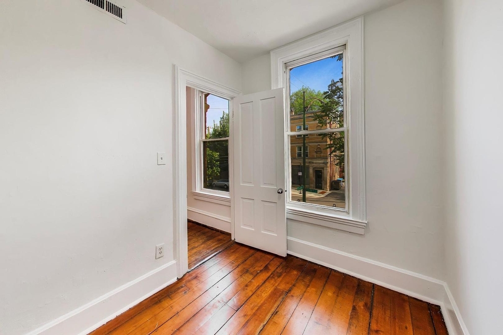 812 W 19th Street - Photo 10