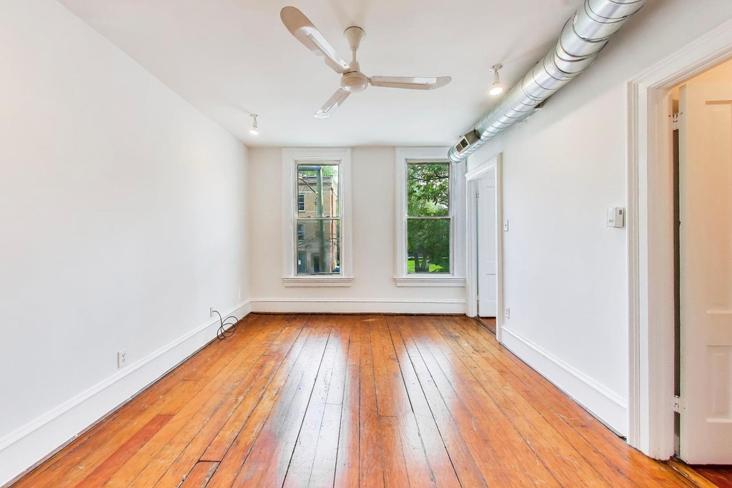 812 W 19th Street - Photo 1