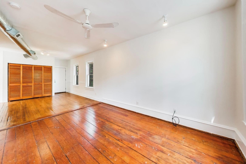 812 W 19th Street - Photo 2