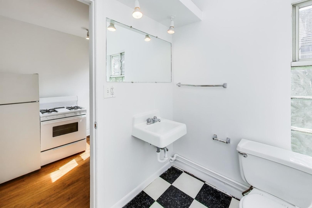 812 W 19th Street - Photo 12